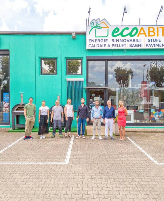 il team di ecoabitare davanti all'ingresso dello showroom